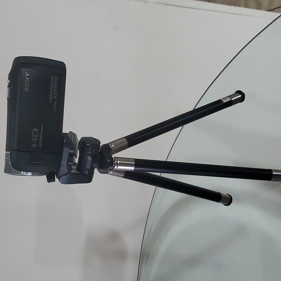 Sony HD HandyCam HDR-CX405, Retractable Tripod, Carrying Bag - Picture 5 of 7